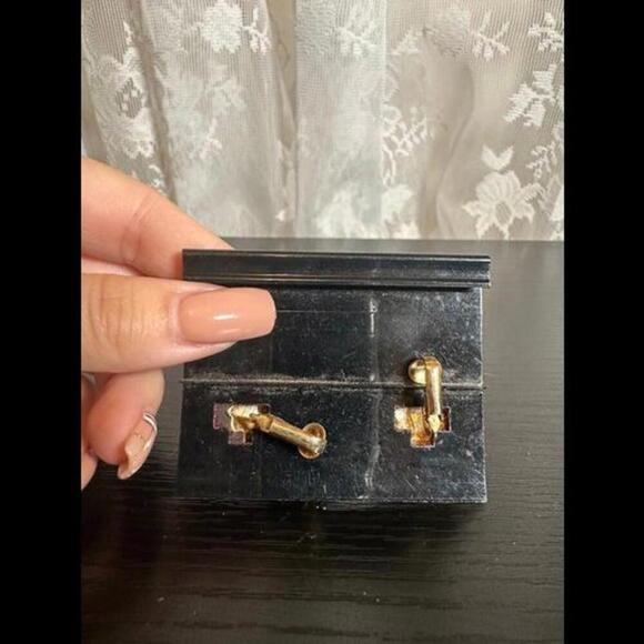 Vintage "Pretty Woman" Gold-Tone Clip-On Earrings – Classic Statement Jewelry - Picture 2 of 2